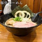 らーめん専門 和海 - ロース焼豚1枚、レア焼豚1枚、車麩2個、海苔2枚、葱(青、白)、背脂