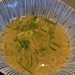 麺や くろえもん - つけ汁は、宍道湖蜆の潮仕立て。