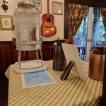 レストラン ペニーレイン - 座った席のとなりにお冷、コーヒー、紅茶のセルフおかわり