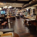 レストラン ペニーレイン - パンの販売コーナー　後ろがレストラン