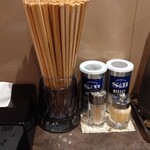 麺や 麗 - 卓上の調味料など