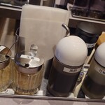 七宝 麻辣湯 - 花椒油、花椒、黒酢、生姜、大蒜といった各調味料も揃ってます