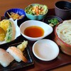 居酒屋風ファミリーレストランいっちょう - 握り寿司3貫と小盛りざる饂飩【冷】ランチ(税込1,210円)
①握り寿司(サーモン&縞鯵？&海老)《冷たい米酢シャリ》
②天ぷら③野菜サラダ④金平牛蒡⑤盛りざる饂飩【冷】