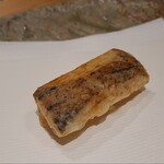 ぬま田 - ⑩蓮根(茨城県産、野口農園)
      やや時間を掛けて揚げてしっかり火入、澱粉を活性化させ、一層の甘みを引き出しています
      蓮根の澱粉が油に溢れ、焦げてから衣に付着、ファーストタッチから甘みを感じます