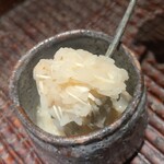ぬま田 - ①千切り松茸(岩手県産)の飯蒸し
      千切りにした松茸を蒸気を含んだ熱で活性化しており、薫りと旨みの拡がり方が素晴らしい
      気温が落ち着いてきたので温かいお料理から入っても違和感がありません