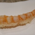 ぬま田 - ⑦車海老熊本県天草産、養殖)❷《レア》
      油の温度を少し温度を下げているのか、衣に躍動感はなく薄く身を包んでいます
      プリッでなく軟らかく粘りがある身の瑞々しさをレアな仕上がりで堪能、甘みが鮮烈！