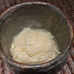ぬま田 - ①千切り松茸(岩手県産)の飯蒸し
      千切りにした松茸を蒸気を含んだ熱で活性化しており、薫りと旨みの拡がり方が素晴らしい
      気温が落ち着いてきたので温かいお料理から入っても違和感がありません