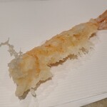 ぬま田 - ⑥車海老熊本県天草産、養殖)❶プレーン
      産卵は初夏～初秋、旬は初夏～初秋
      小さな焔が立つが如く躍動感のある衣
      舌に乗せると衣が雪のように溶け、歯を入れるとプリッとした身の躍動と共に甘みと旨みが拡がる