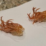 ぬま田 - ④車海老(熊本県天草産、天然)の頭①【そのまま】
      素揚げされた脚は、パリッとして芳ばしく、軽やかな歯応え、仄かな甘みが口腔内に拡がります
      
      ⑤車海老(熊本県天草産、天然)の頭②【塩】