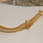 323280921 - ⑪白鱚骨煎餅(兵庫県淡路島産、当日〆)
                        穴子の骨煎餅とは異なり小魚特有の軽やかさ、また白鱚らしく尻鰭付近の残り身には甘みがあるので、真穴子骨煎餅よりも個人的にかなり好み
