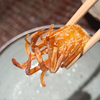ぬま田 - ⑤車海老(熊本県天草産、天然)の頭②【塩】
                    非常に美しく揚げられた車海老の脚、極細の珊瑚の様な煌めき
                    極めて細やかな粒子の塩を振ると甘みがより際立ってきます