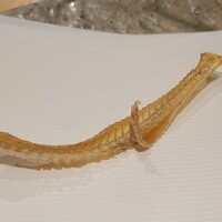 ぬま田 - ⑪白鱚骨煎餅(兵庫県淡路島産、当日〆)
                      穴子の骨煎餅とは異なり小魚特有の軽やかさ、また白鱚らしく尻鰭付近の残り身には甘みがあるので、真穴子骨煎餅よりも個人的にかなり好み