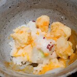 ぬま田 - ㉔卵黄天ぷらのTKG、追い車海老天かす載せ
      最後に車海老の天かすを足して貰い、ゴージャスなTKGとなりました