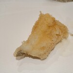 ぬま田 - ㉑真穴子(長崎県対馬列島産)、塩
      対馬列島沖は平均水深100m、良質な脂を蓄えた琉球鮧(鰯の仲間)を食べているので普通の真穴子の1.4倍となる体脂肪率14%、旨みと滋味が深いのが特徴、尻側は塩で味わう