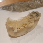 ぬま田 - ⑮白甘鯛(熊本県天草産)
      産卵は夏～秋、旬は冬～春
      天草の白甘鯛は養殖餌を殆んど食べてなく旨みに濁りがありません
      鱗を剥がした皮はしっとり、皮下の脂の上品な旨み、身の清らかで芳醇な旨みを楽しみました