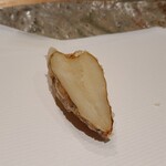 ぬま田 - ⑲根チャービル(産地聞き忘れ)
      雪室熟成の馬鈴薯のみたいな輪郭のハッキリとした甘み、そしてホクホク感と歯応えはあるが驚く程の軟らかさ、沼田大将の技術の成せる技でしょう、心の中で唸ります