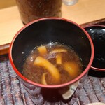 ぬま田 - ㉒滑子入り赤出汁
      兎に角、茸が全て良かった、それは滑子も例外ではありません
      また赤出汁も強過ぎずお料理とのバランスが良かった