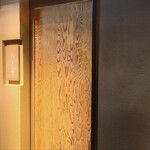 ぬま田 - JR東西線北新地駅から徒歩2分の高級飲食ビル7階にある「天ぷら ぬま田」さん
      砂色の土壁、赤杉(和歌山県吉野産)の開き扉、赤杉の看板、静謐な雰囲気を醸し出す佇まい