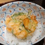 ぬま田 - ㉓天ばら
      天ばらと言いますが、車海老&小柱&三つ葉の掻き揚げが載せられ、これを自分でバラします
      天丼との違いは天つゆが掛けられいないこと
      あまり天つゆを使わないのでこちらが好み