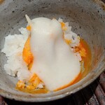 ぬま田 - ㉔卵黄天ぷらのTKG、追い車海老天かす載せ
      卵黄天ぷらの黄身を崩して最初のひと口、その後メレンゲを掛けて貰います
      フワフワな食感と卵白が入りマイルドになりました