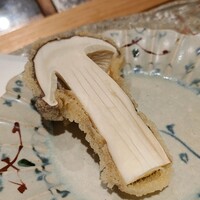 ぬま田 - ⑱松茸(岩手県産、前日収穫)
                    ｢薫り松茸、味しめじ｣と言いますが、この松茸は甘みと旨みをハッキリと感じます
                    搾れば水滴が落ちそうなほどジューシーで、正に甘露と呼ぶに相応しい、更にシャキシャキ感も◎
