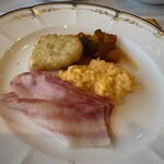 Karuizawa Hotel Soyokaze - ベーコン、スクランブル、ハッシュドポテト、ラタティユ