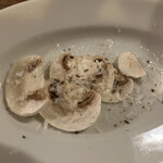 ペパロニ - お通し。白マッシュルームにチーズがかけてありました。