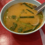 東桜パクチー - 中にはエビが。鉄板の美味しさのトムヤムスープ。