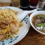 323288539 - エビ炒飯。スープは表面オイリーなのに旨み深くさっぱり