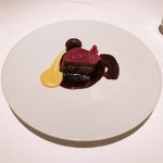 オルタシア - ランチコース 5540円 の蝦夷鹿 内モモ肉の岩塩包み 洋梨の赤ワイン煮 5種ベリー・ヴィネガーソース