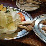 塩ホルモン 炭楽 - サガリ、野菜盛り合わせ