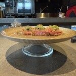 福神来々 - まるで劇場の舞台のようなお皿です。