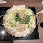 博多もつ鍋おおやま 横浜 - もつ鍋、みそ味。