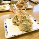 天ぷら よこい - ●二皿目
      ・海老
      ・紫蘇巻き海老
      ・鰆
      ・黒舞茸