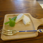 チーズコート - お通し(ゴートチーズ シェーブル)