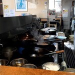 中華 れんがや - 皿うどんを炊いてる