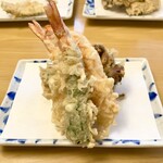 天ぷら よこい - ●二皿目
      ・海老
      ・紫蘇巻き海老
      ・鰆
      ・黒舞茸