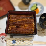 江戸前鰻 うな誠 - 肉厚のうなぎでご飯が見えないくらい大きです。タレは少し甘めです