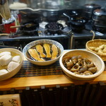 大納言本家 - 出番を待つ美味しそうな食材がズラリと並んでいます