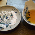 大納言本家 - 天ぷらは塩と天つゆで頂きます