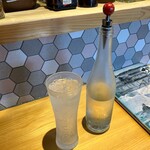 かき小屋 厚岸水産 - 炭酸水出て来た！しかもお洒落！