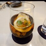 四川 - ドリンク写真:◯四川コーラ（900円）
氷で味わいが薄くなれば八
炭酸でスッキリと飲め、レモンの爽やかさもあり

ベストバランスな味わいに変化して
八角などのスパイス感も丁度良く好みな味わいに変化して美味しい
