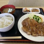 味処志水 - 豚肉にはからし！オレンジ、林檎も付いてる