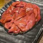 焼肉 蔵 - 大量のレバー　薄切り