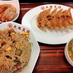 大阪王将 - 料理写真:チャーハン餃子セット1040円。