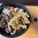 玉喜亭 - 料理写真:肉天うどん　880円