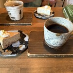 カフェ ケシパール - コーヒーとチーズケーキのセット。わたしのカップの鳥はラスコーに壁画でありそうです。