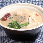 バーミヤン - 料理写真:蒸し鶏と棗(ナツメ)の薬膳麻辣湯