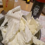 大阪新世界元祖串かつ だるま - キャベツ 110円✨️2年くらい前から無料ではなくなったけれど箸休めには必須かと♪