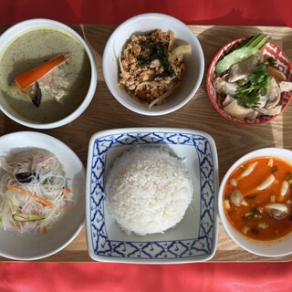【タイおかず“よくばり”ランチプレート】選べるカレー3種類